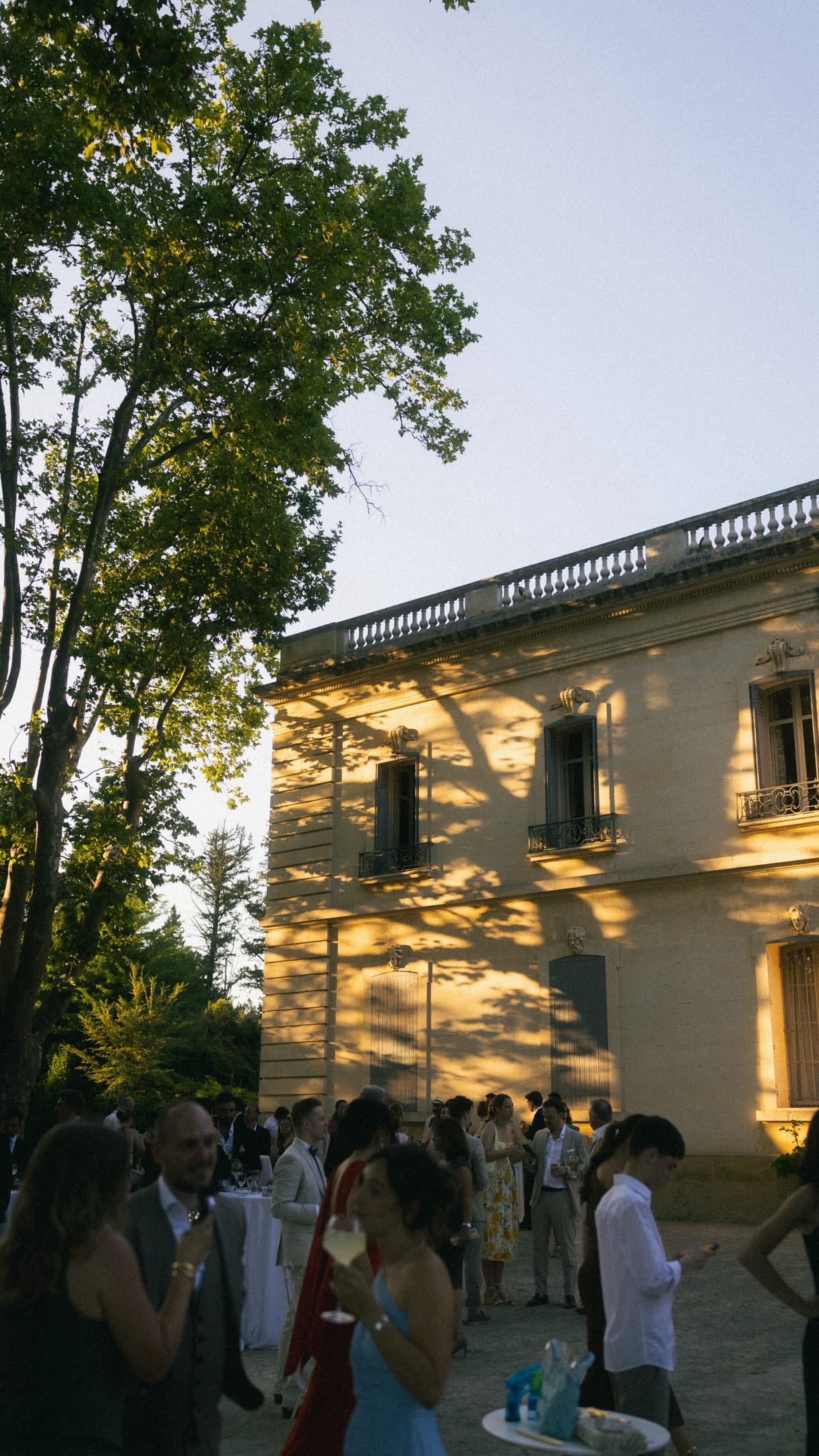 Alors défi relevé ? 🔨✨

Designer @notre.belle.aventure 
Planner @ohmygirls.events 
Photographer @mathieubonnaric 
Content Creator @ohmygirls.moments 
DJ @atelier.vinyle 
Florist @aeria.studiofloral 
Venue @chateaudevalmousse 
Sound system @cultursons_provence