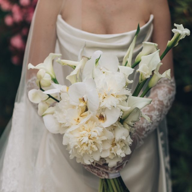 More than flowers, a detail designed with intention. A bouquet that tells a story 🤍

Floral Designer @parcelflowers 
Dress, gloves & veil @corston_couture 
Photographer @syrga.dif 
Wedding Planner @ohmygirls.events 
Venue @lechateaudestroisfontaines 

#wedding #destinationweddingfrance #bride #weddingprovence #weddingplanner