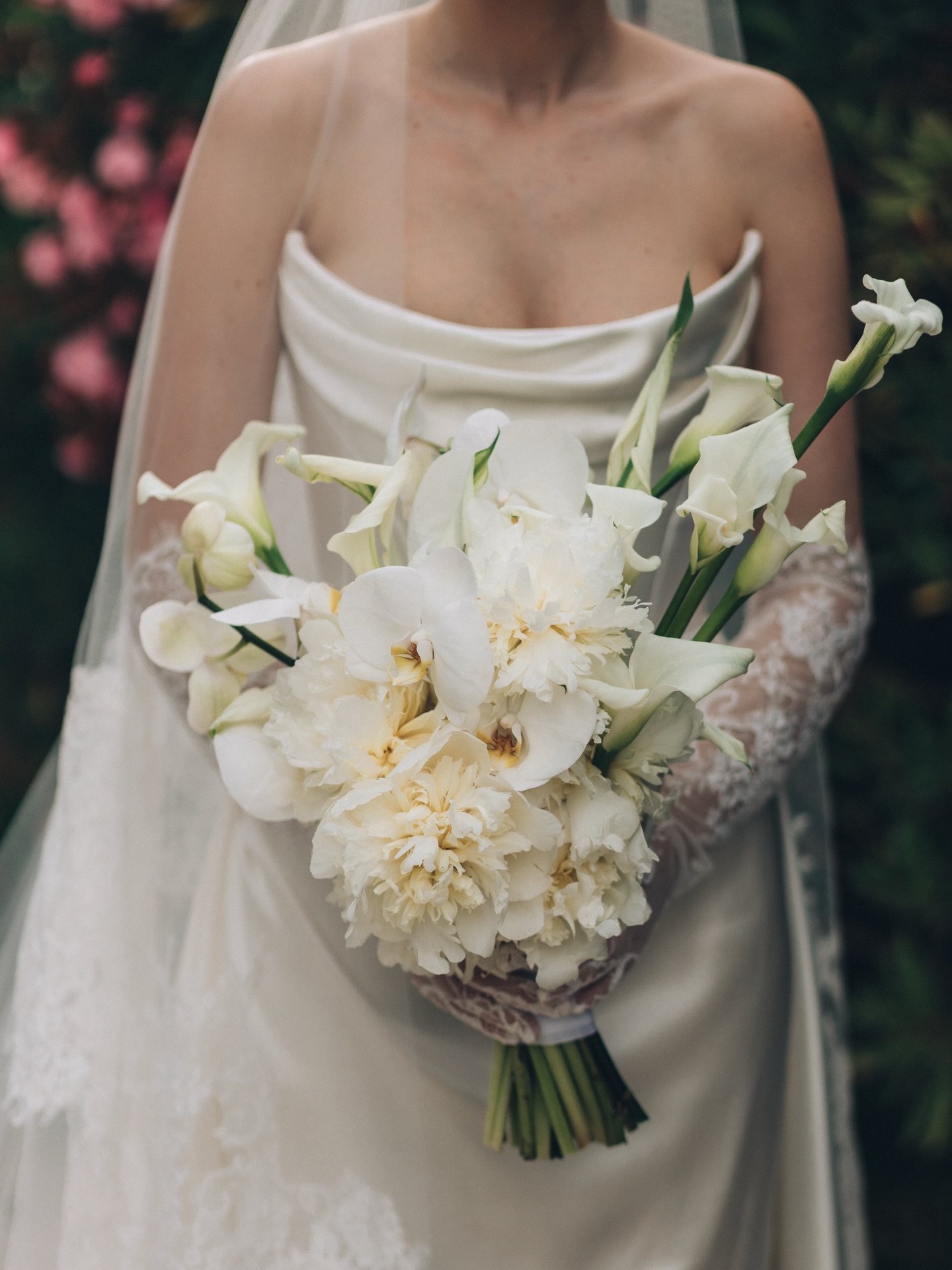 More than flowers, a detail designed with intention. A bouquet that tells a story 🤍

Floral Designer @parcelflowers 
Dress, gloves & veil @corston_couture 
Photographer @syrga.dif 
Wedding Planner @ohmygirls.events 
Venue @lechateaudestroisfontaines 

#wedding #destinationweddingfrance #bride #weddingprovence #weddingplanner